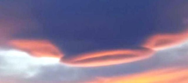 flying-saucers-UFO-clouds-(1).jpg