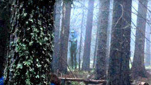 Hatalmas méretű földönkívüli lényt fotóztak egy bulgáriai erdőben!