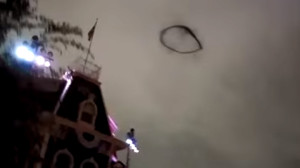 Hatalmas fekete ufógyűrű keltett pánikot Disneylandben!