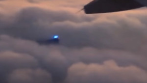 Kéken ragyogó fényt videózak a felhők felett egy repülőből