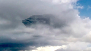 Elképesztő méretű szikla lebegett a felhők közt Peruban