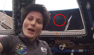 UFO repült át háttérben az űrállomás élő videóinterjúja közben