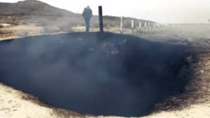 Rejtélyes fekete kráter jelent meg egy mexikói autóút mellett