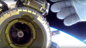 Az űrhajós a kezével próbált kitakarni egy UFO-t az űrállomás élő közvetítése alatt