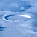 Repülőgép ablakából, felülről fotóztak le egy álcázott UFO-t…
