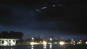 Különös négyszögletű UFO-t fényképeztek egy tornádófelhőben
