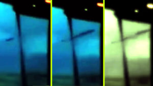 Fekete UFO száguldott elő abból a viharfelhőből, amelyről épp videó készült