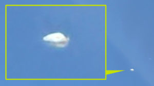 A könyvtár ablakából épphogy sikerült lekapni az UFO-s üldözést!