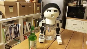 Utált egyedül inni, készített egy piáló robotot!