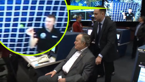 A kivetítőn felejtették az űrállomásos kamu videót a NASA irányítóközpontjában