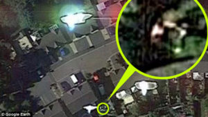 A Google Earth műholdja lefotózta, amint egy embert elrabolnak az idegenek