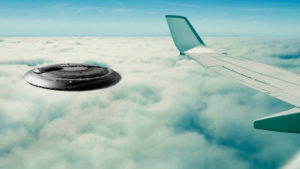 UFO szállt a 9 éves kislány repülőn készült videójába
