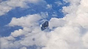 UFO követte az utasszállító repülőgépet – az utasok az ablakból videózták