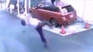 Sokkoló videó: láthatatlan tárgy ütött el egy utcán sétáló férfit