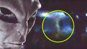 Elképesztő UFO videó: Még a pilótafülkében ücsörgő földönkívüli is látszódik!