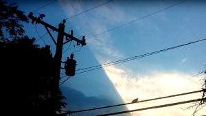 Döbbenetes anomáliát videóztak: Elcsúszott felettünk a mesterséges égbolt