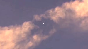 Ledöbbentek a bámészkodók: Chemtrail-zabáló UFO-t videóztak