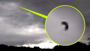 Különös alakú UFO szállt elő a viharfelhőkből Portugáliában