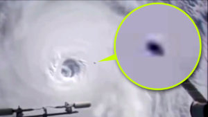 Különös tárgyat filmezett az ISS űrállomás egy hurrikánfelhő felett