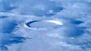 Repülőgép ablakából, felülről fotóztak le egy álcázott UFO-t…