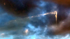 Kristálytiszta fotó készült egy felhők közt rejtőző V-alakú UFO-ról