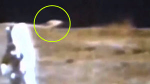 UFO-t fedeztek fel egy Holdkráterben az Apollo 15 filmfelvételein